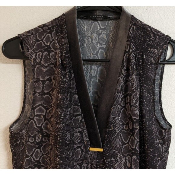 Women's T Tahari V-Neck Snake Print Sleeveless Gold Chain Accent Blouse Small - Picture 5 of 12